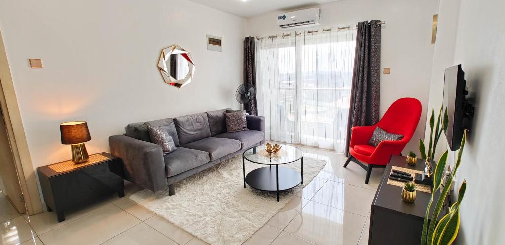 Posezení v ubytování Modern 1 Bedroom Apartment at The Gallery, East Legon, Pool & Gym