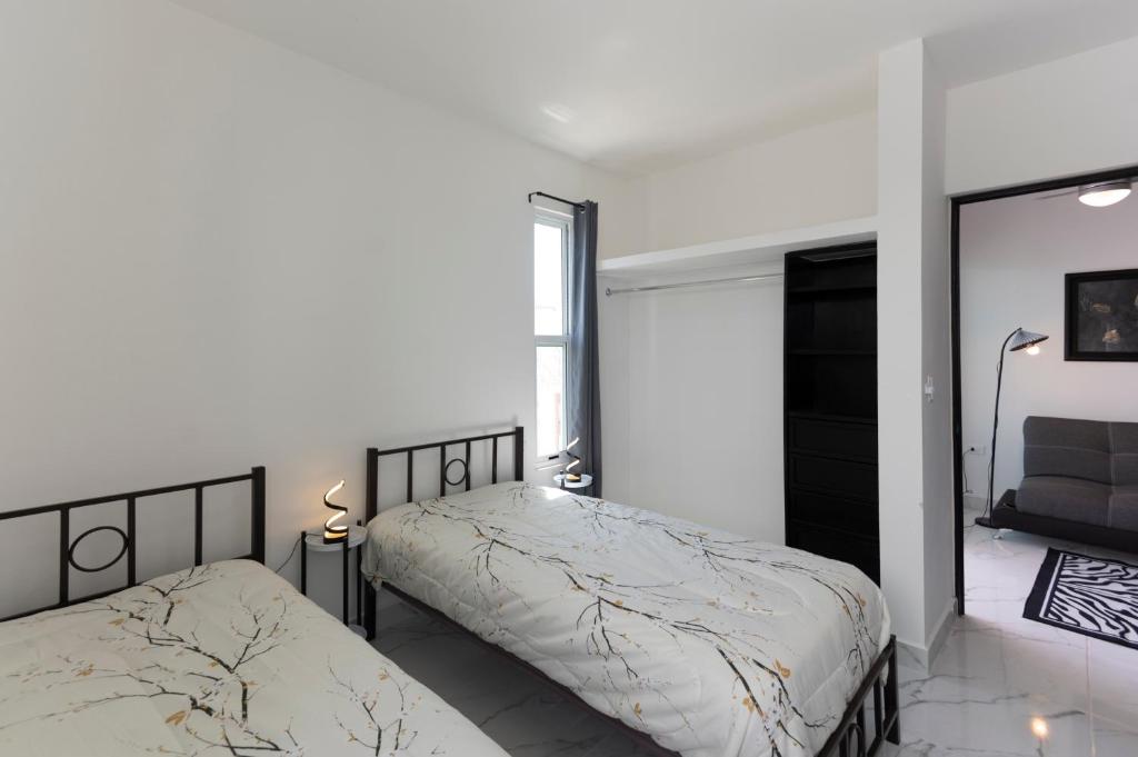 图卢姆Deptos Selva Maya的有两张床和一面镜子的卧室