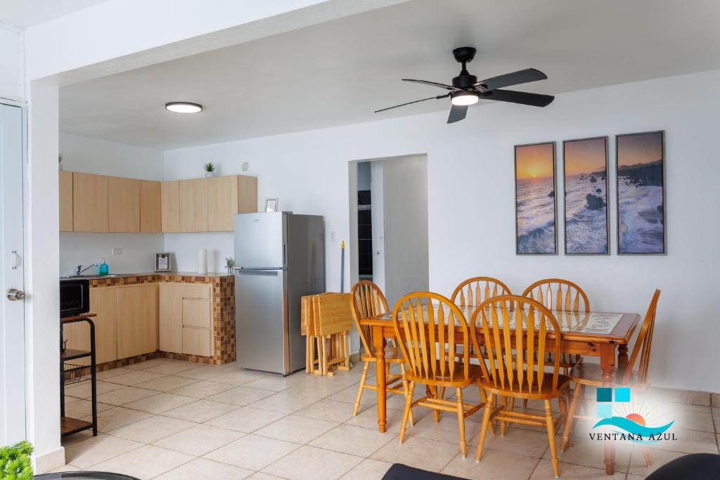 eine Küche und ein Esszimmer mit Tisch und Stühlen in der Unterkunft Beachfront balcony 2nd floor retreat Sleeps 6 