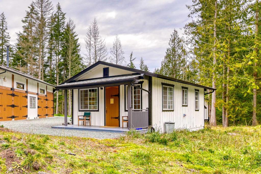 Image showcasing Off-Grid Bungalow Cabin Private Ranch Sleeps 8, Anacortes (precios ...