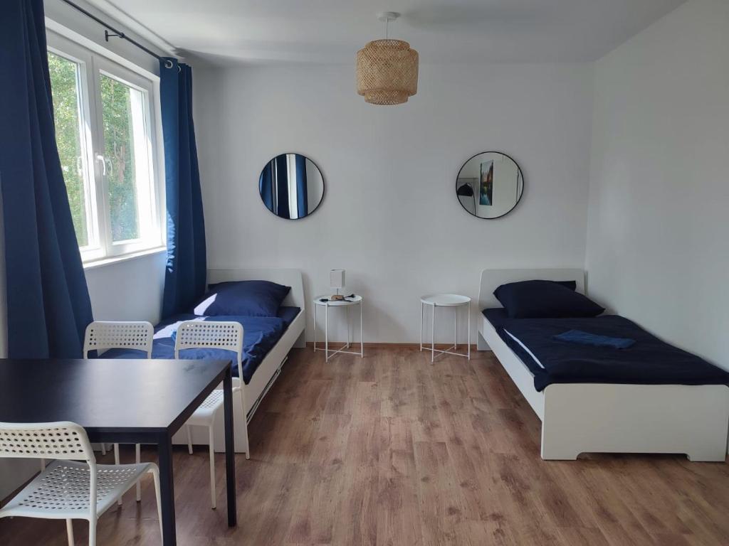 Un pat sau paturi într-o cameră la Monteurwohnung Gera - L8 Street