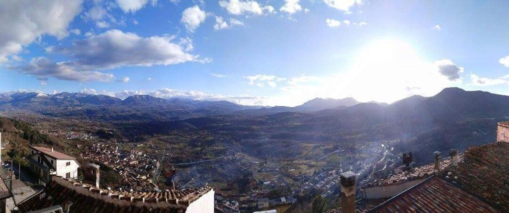 - une vue sur une ville située dans une vallée avec des montagnes dans l'établissement la casa dei ricordi, à Castelluccio Superiore