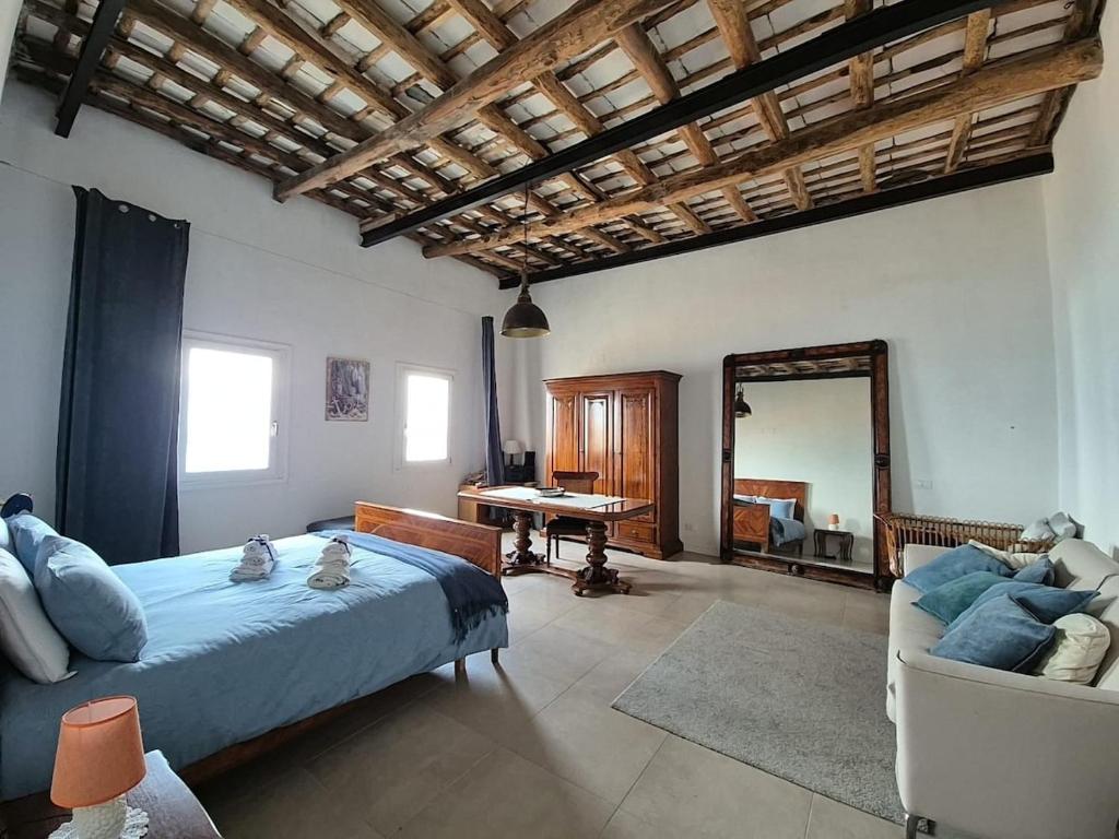 Ένα ή περισσότερα κρεβάτια σε δωμάτιο στο Ossuna Seaview Door