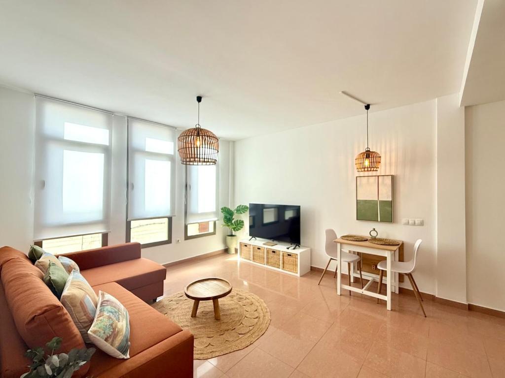 una sala de estar con un sofá y una mesa en WAY R ST Sweet home, en Gran Tarajal