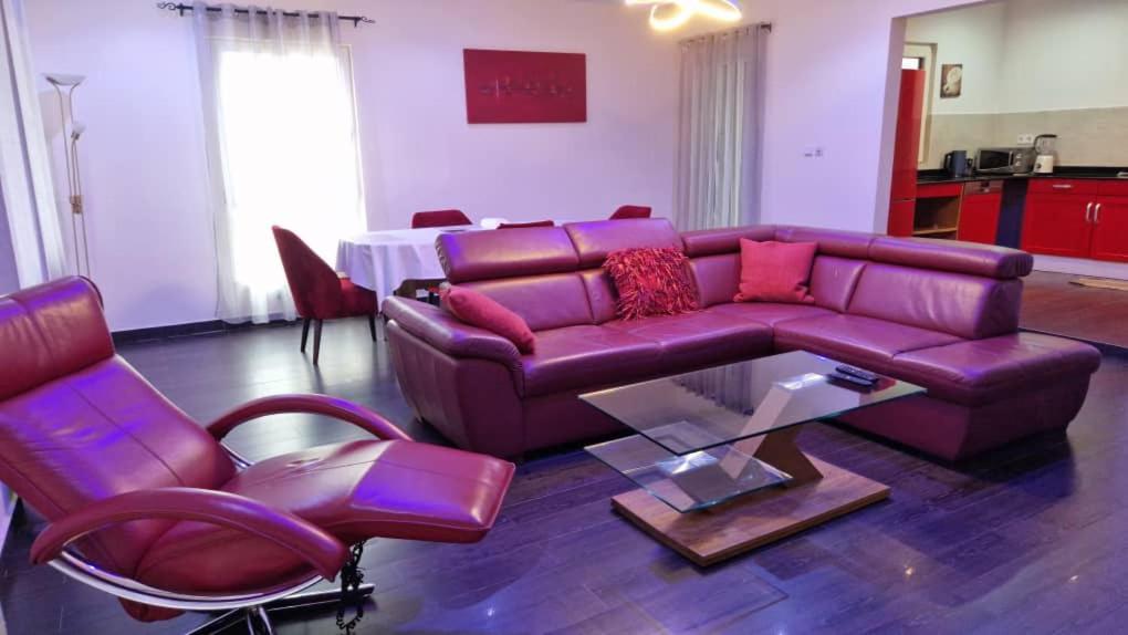 Un lugar para sentarse en Appartement red, classique et harmonieuse