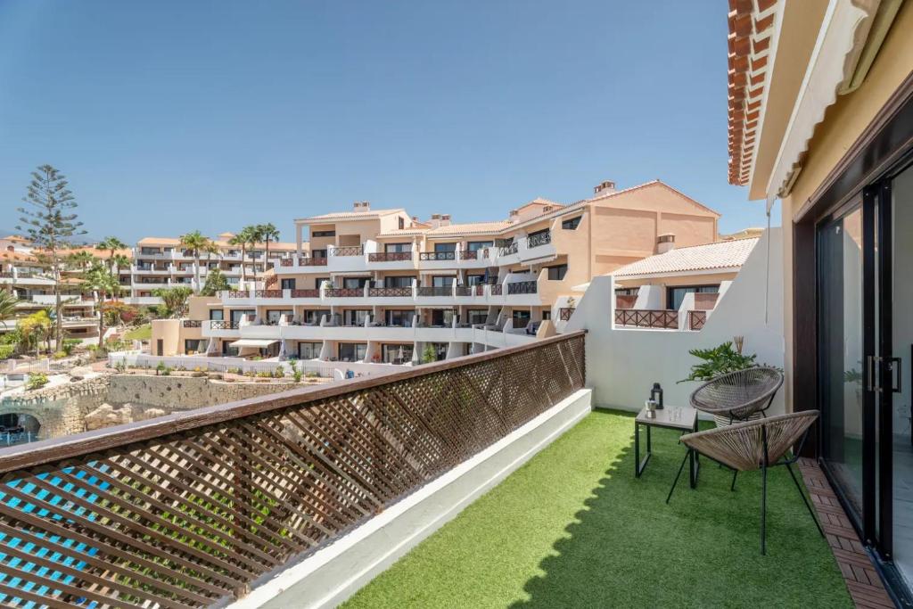 een balkon met uitzicht op een gebouw bij Ático 3 Palmeras Albatros in San Miguel de Abona