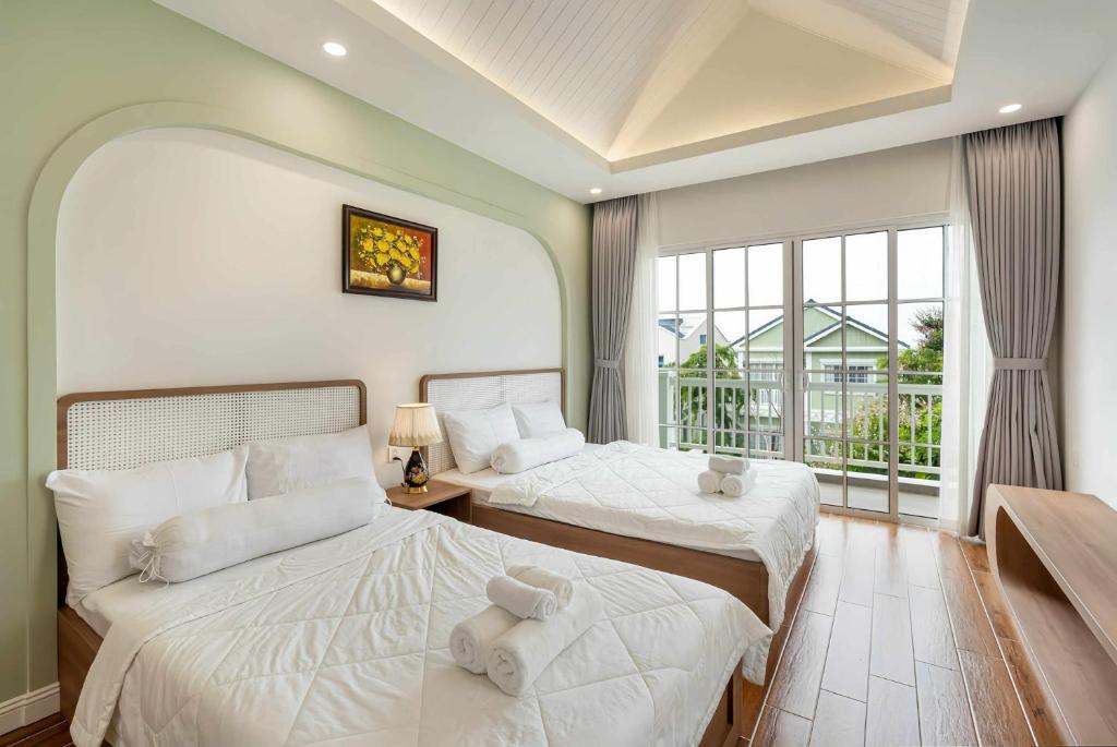 Postel nebo postele na pokoji v ubytování Bali Villa- BBQ Hồ bơi Karaoke - Novaworld Phan Thiết