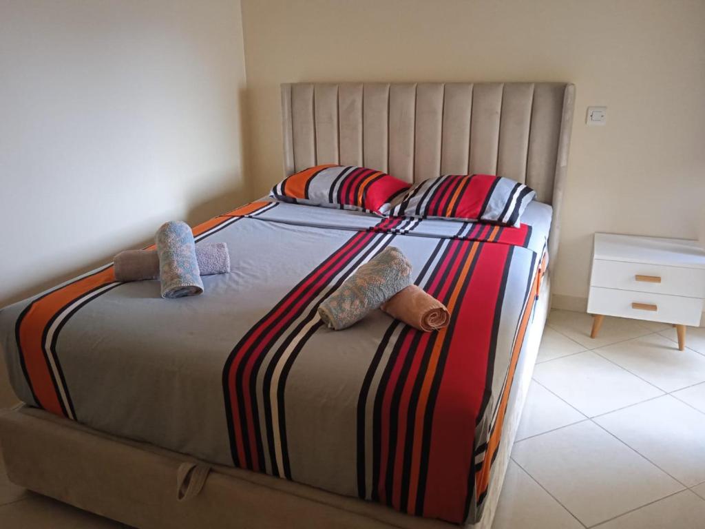 une chambre avec un lit avec deux animaux en peluche dessus dans l'établissement Appartement skhirat, à Skhirat