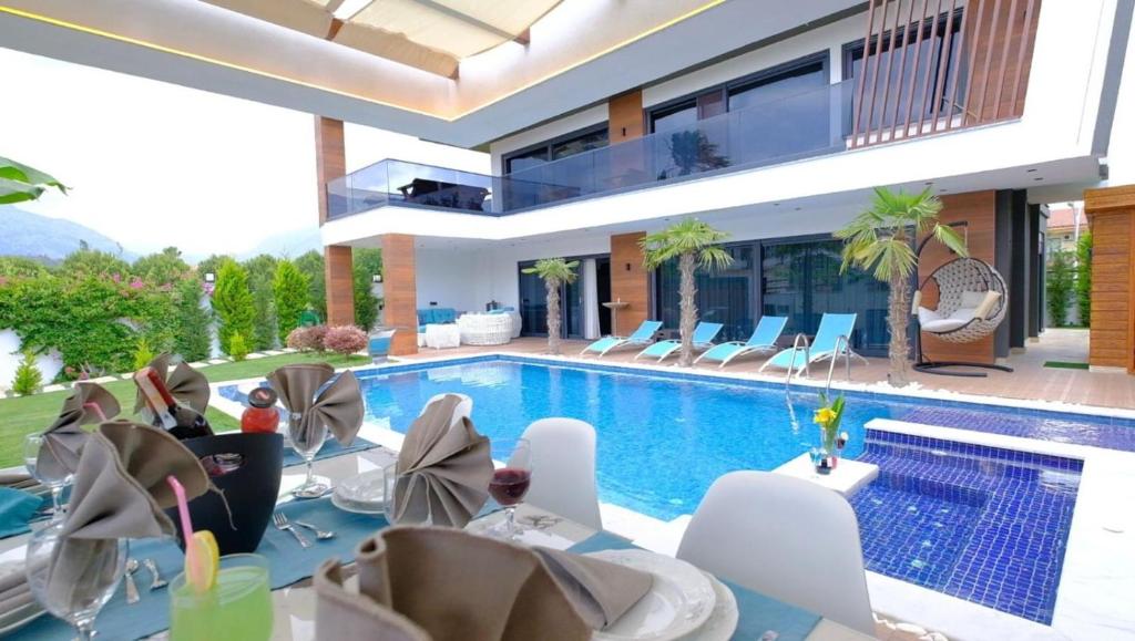 a villa with a swimming pool and a house at Villa SONNE in Antalya