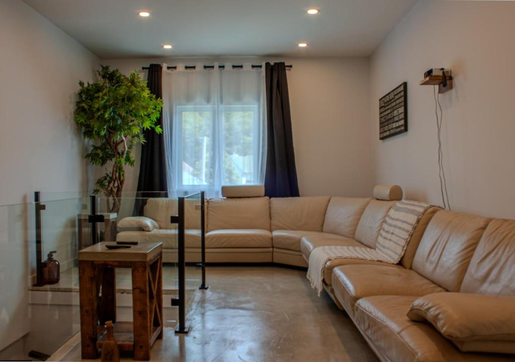 Χώρος καθιστικού στο Modern Apartment - Home Theater and Premium Kitchen