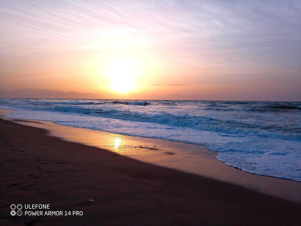 una puesta de sol en una playa con el océano en Apartment in Villa Sea Horizon Sand Beach, en Cefalú