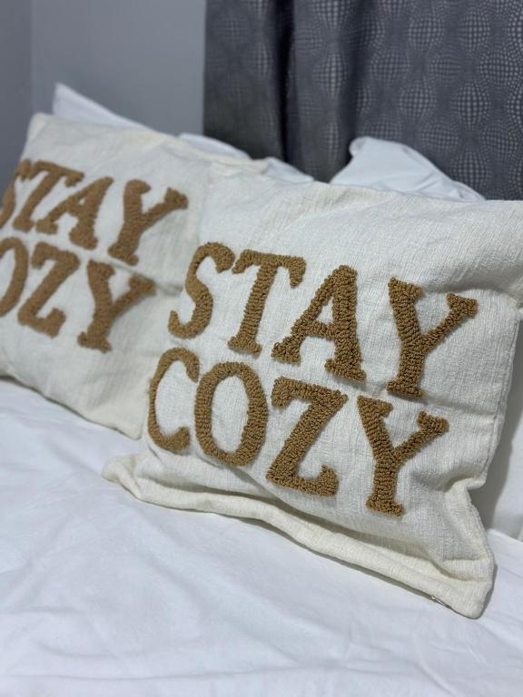 5 Min to Beaches House with Outdoor Patios & BBQ