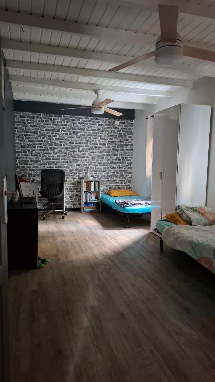 Giường trong phòng chung tại Vill'happy Martinique