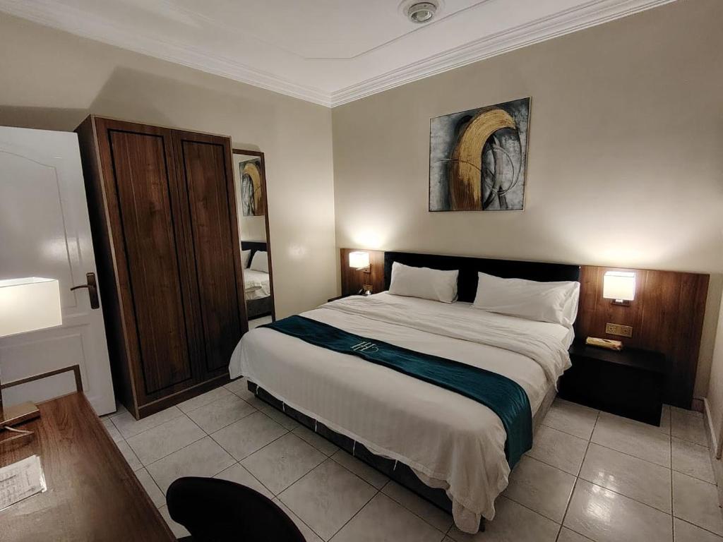 a bedroom with a large bed in a room at مركز السراج للوحدات المخدومة in Jeddah