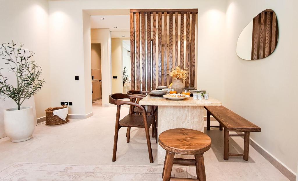 a dining room with a table and chairs at Bayt Tasnim - Résidence familiale sécurisée avec jardin privé in Tangier