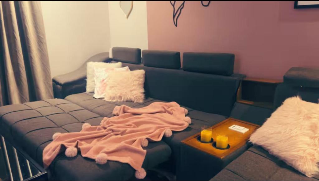 Posezení v ubytování Luxury Two bedroom Apartment at Rehab City in front of avenue mall