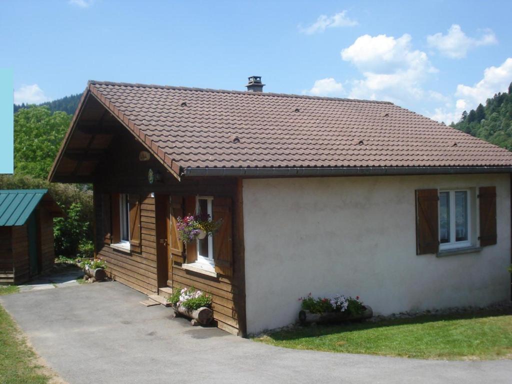 ein kleines Haus mit einem Dach im Hof in der Unterkunft Chalet confortable avec cheminée proche de La Bresse-Hohneck, idéal pour famille et amis. - FR-1-589-123 in La Bresse