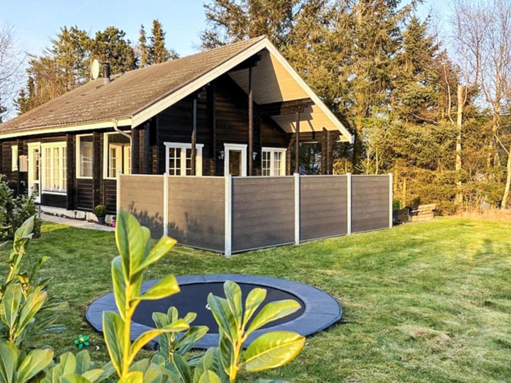 una casa con un gran patio con un edificio en 7 person holiday home in Løgstør-By Traum, en Løgstør