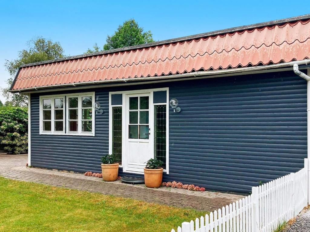 グレーノにある6 person holiday home in Grenaa-By Traumの鉢植えの青い家
