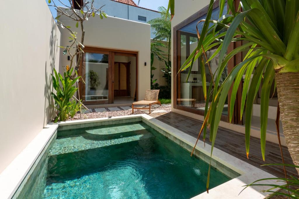 ウルワツにあるCasa Wayan Gede, private pool villa in the heart of Binginの家屋裏庭のプール