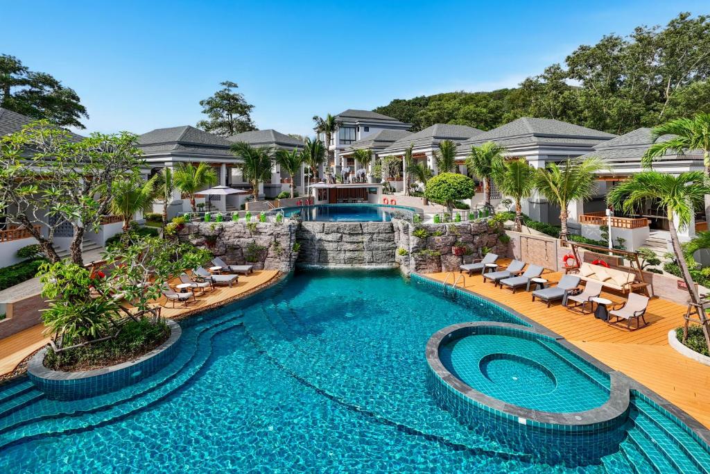 ein Bild von einem Swimmingpool in einem Ferienresort in der Unterkunft AZ Sunrise Resort & Fitness Club in Layan Beach