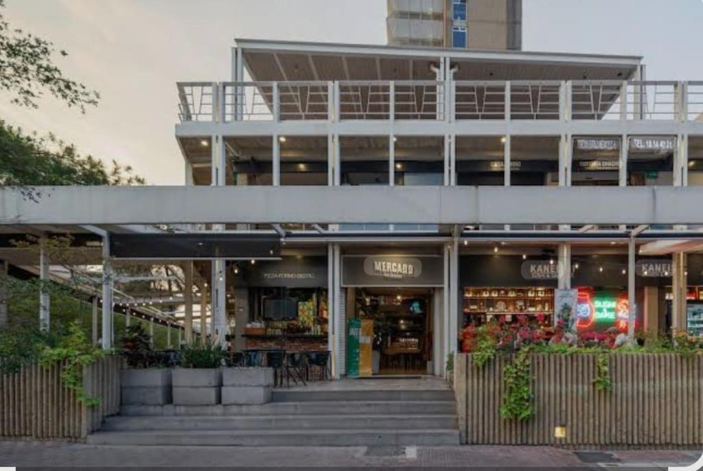 Un frente de tienda de un edificio con flores en el frente. en Cielito Lindo Studio in the heart of Chapultepec, en Guadalajara
