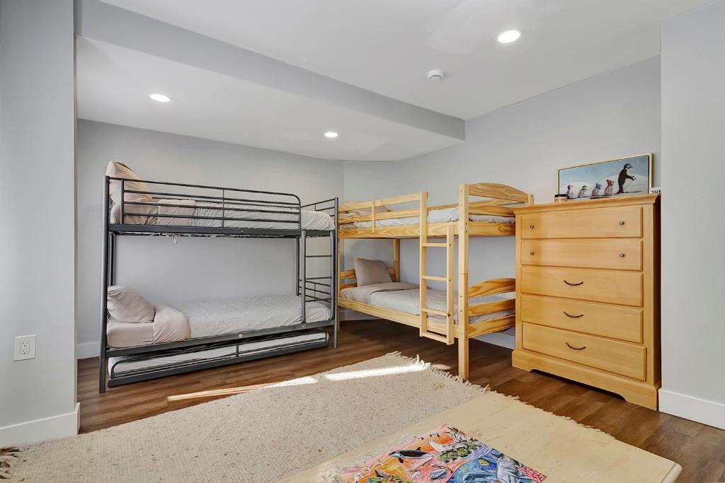 Ένα ή περισσότερα κρεβάτια σε δωμάτιο στο Spacious Central 4BR, Ski & Bike