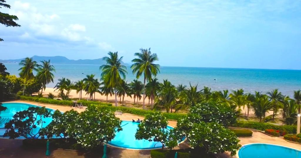 ナ・ジョムティエンにあるNatural Villas - Baan Somprasongのビーチの景色を望むリゾートです。