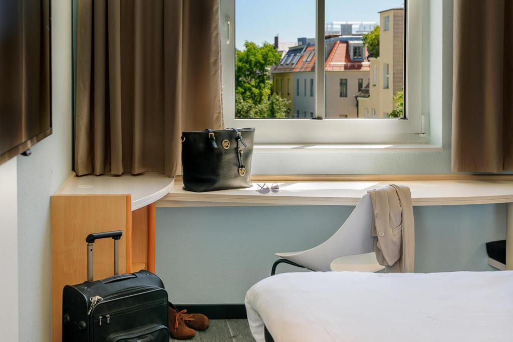Postel nebo postele na pokoji v ubytování ibis Augsburg Koenigsplatz