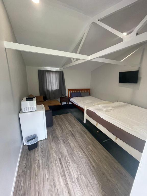 Ένα ή περισσότερα κρεβάτια σε δωμάτιο στο 3 Beds including 1 Sofa Bed Chalet B