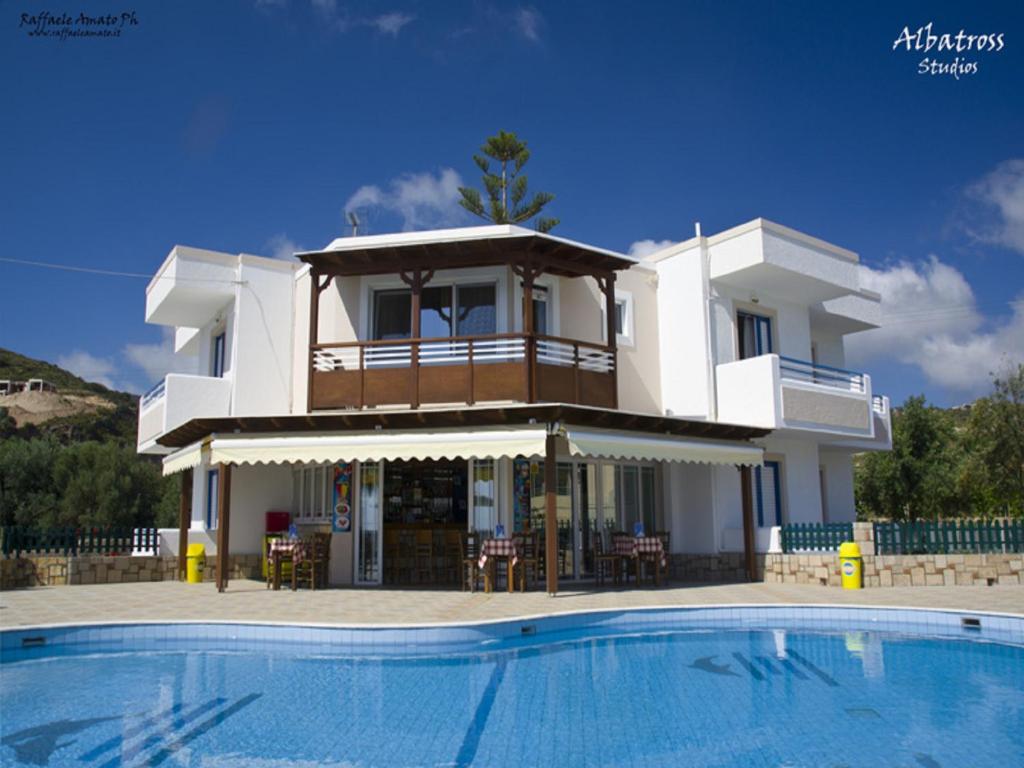 una casa con una piscina di fronte di Albatross Studios a Kefalos