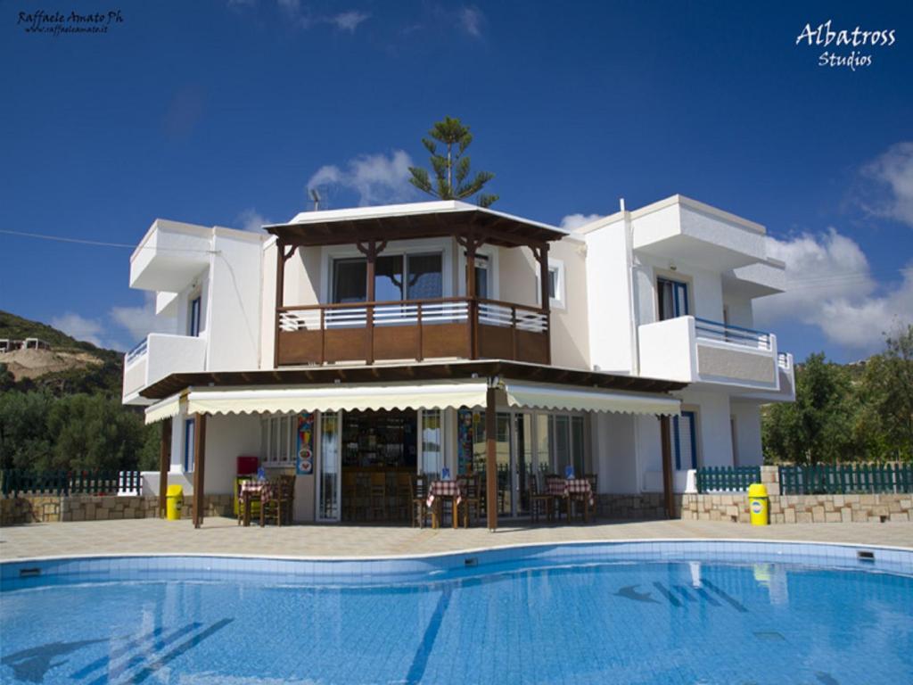 una casa con piscina frente a ella en Albatross Studios, en Kefalos