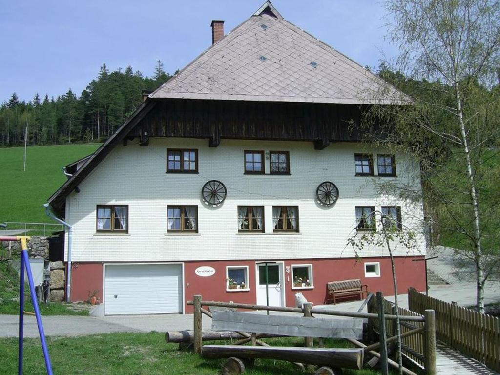 Una casa grande con dos relojes a un lado. en Hinterhauensteinhof, en Hornberg