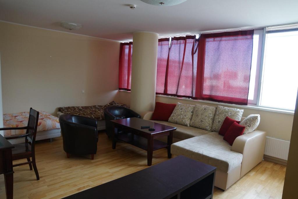 - un salon avec un canapé et une table dans l'établissement Viru väljak 6 Apartment, à Tallinn