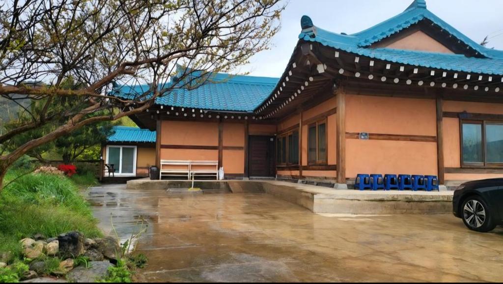 una casa con una panchina davanti di Yangyang 88 Hanok Stay a Yangyang
