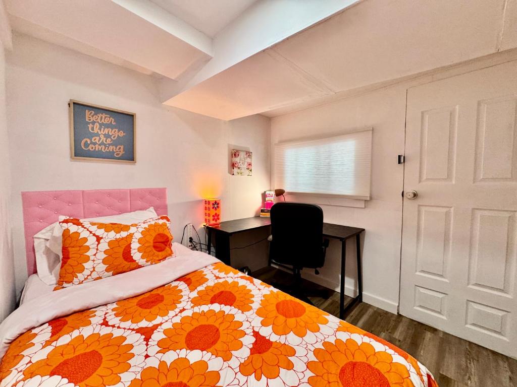 Ένα ή περισσότερα κρεβάτια σε δωμάτιο στο Tiny Private Room on the 1st Floor with Shared Bathroom 9 minutes to Seatac Airport