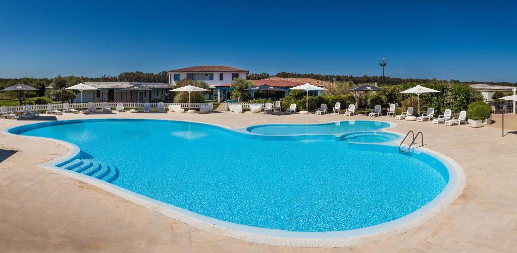 ein großer Pool mit Stühlen und Sonnenschirmen in der Unterkunft Hotel Gran Torre in Càbras