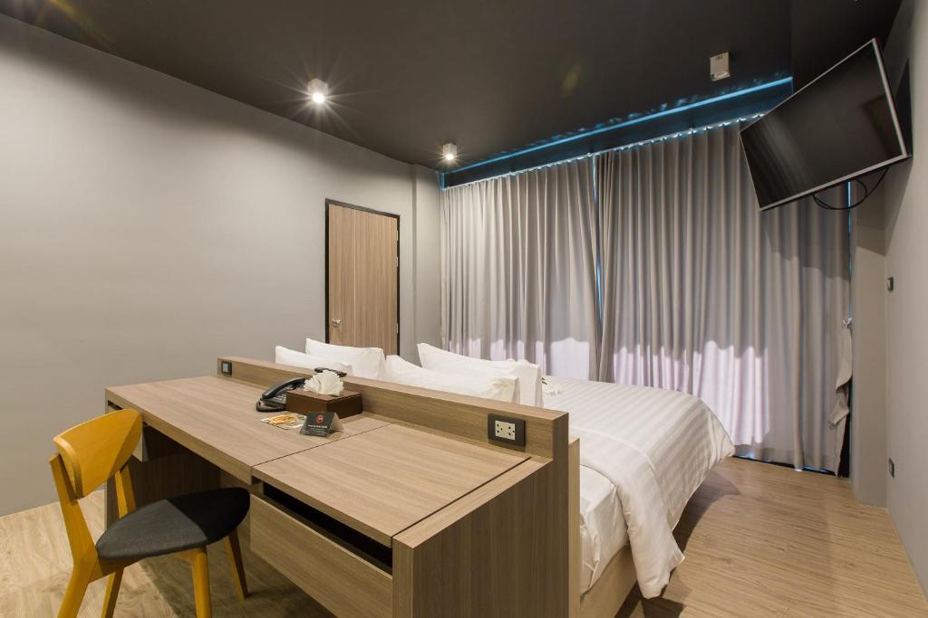TV a/nebo společenská místnost v ubytování Maya Phuket Airport Hotel-Naiyang Beach