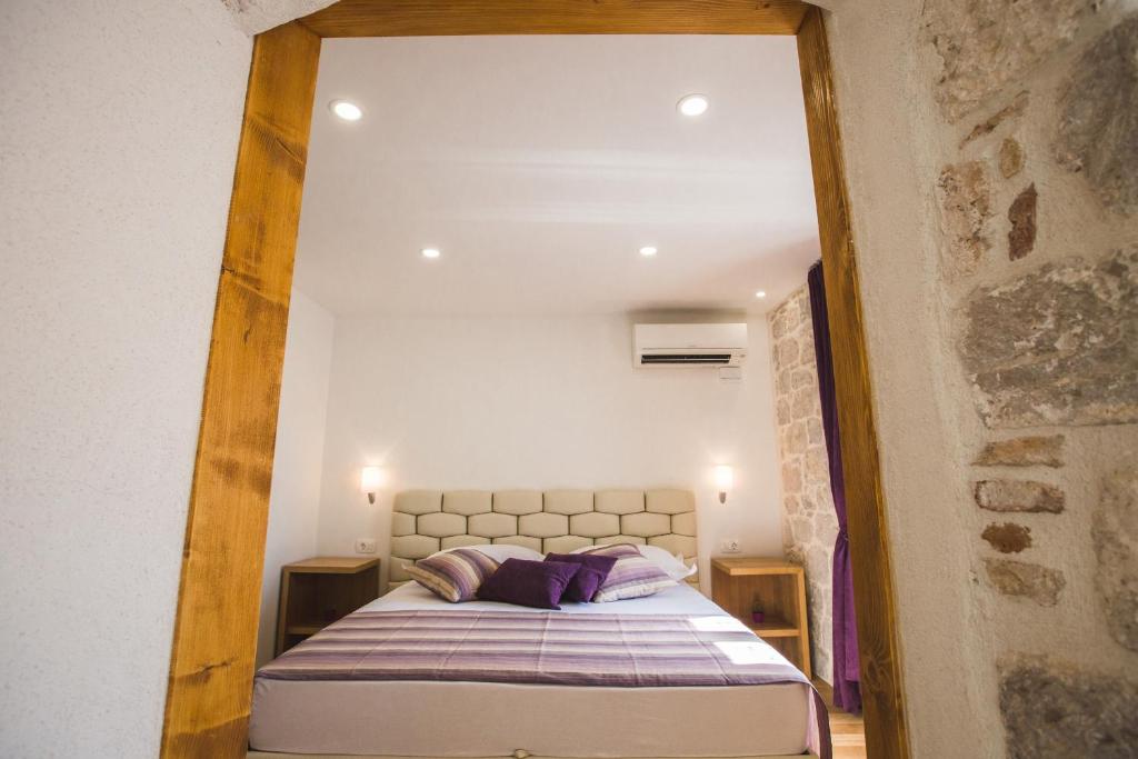 Posteľ alebo postele v izbe v ubytovaní Sir George Luxury Suites