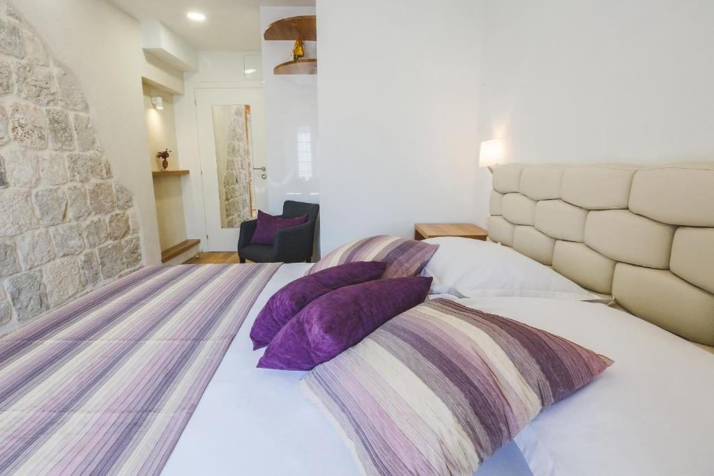 Posteľ alebo postele v izbe v ubytovaní Sir George Luxury Suites