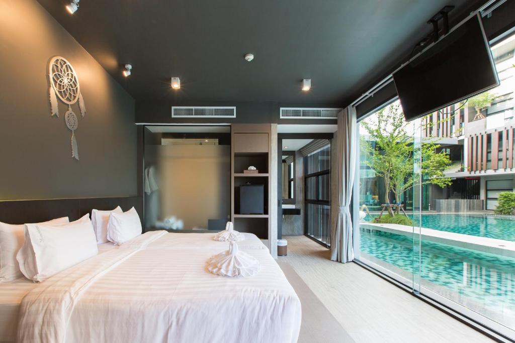 Bazén v ubytování Maya Phuket Airport Hotel-Naiyang Beach nebo v jeho okolí