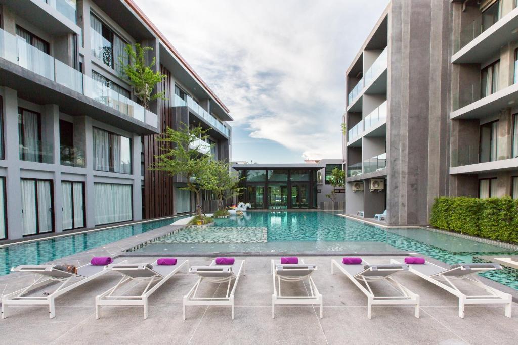 Bazén v ubytování Maya Phuket Airport Hotel-Naiyang Beach nebo v jeho okolí