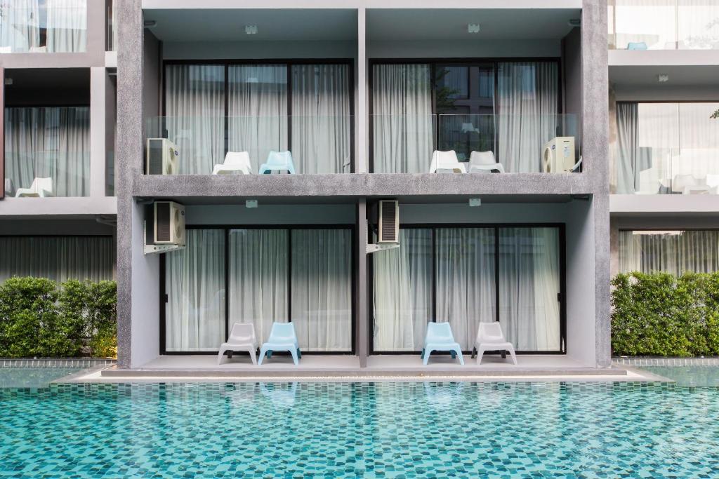 Bazén v ubytování Maya Phuket Airport Hotel-Naiyang Beach nebo v jeho okolí