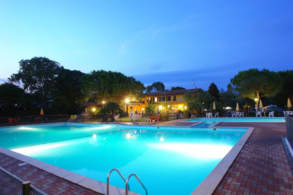 Bazén v ubytování Camping La Rocca nebo v jeho okolí