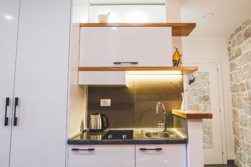 Kuchyňa alebo kuchynka v ubytovaní Sir George Luxury Suites