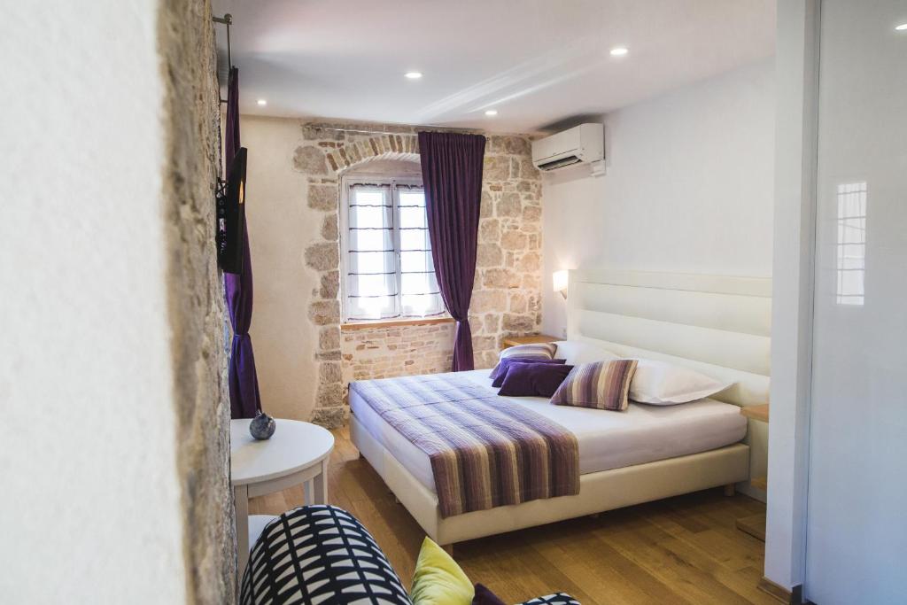 Posteľ alebo postele v izbe v ubytovaní Sir George Luxury Suites