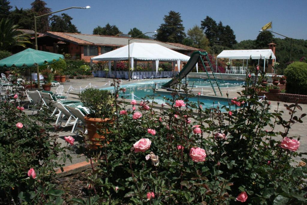 Bazén v ubytování Hotel Pie de la Sierra nebo v jeho okolí