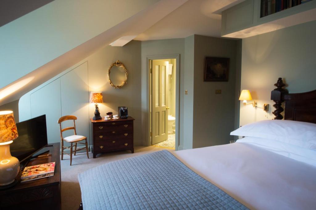 Cama ou camas em um quarto em The Portobello Hotel