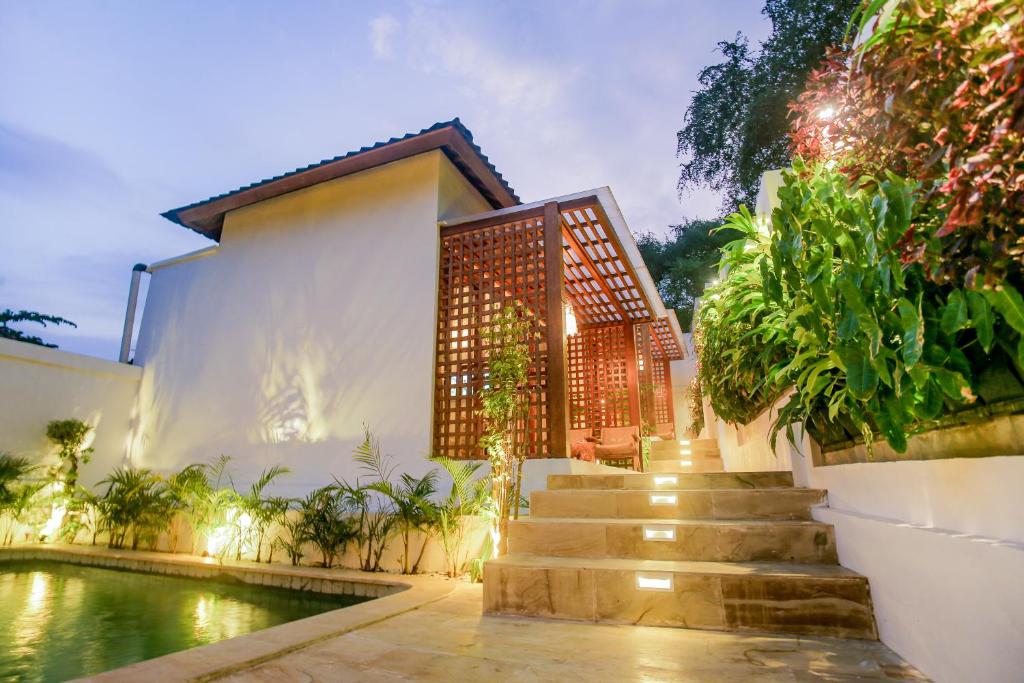 Una casa con piscina y escaleras que conducen a ella. en Nubi Villas Gili Trawangan, en Gili Trawangan