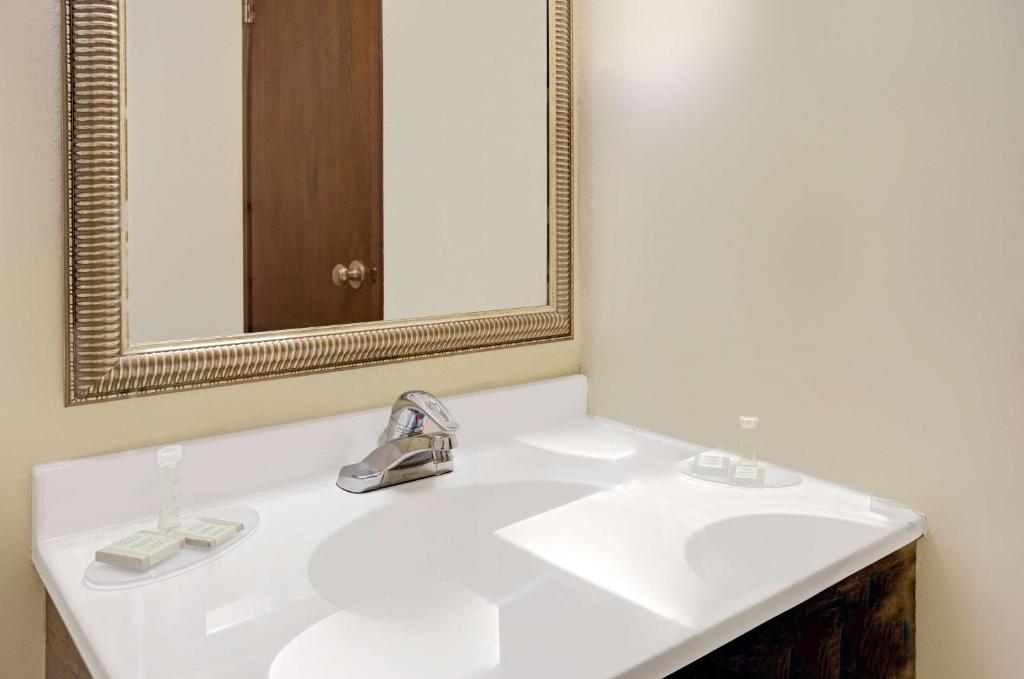 Super 8 by Wyndham College Park Wash DC Area - Queen Room - Mobility Access/Non-Smoking